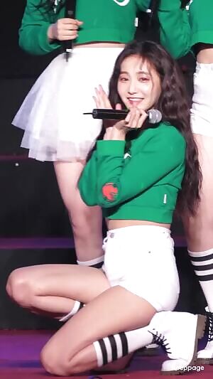 Momoland - Yeonwoo: Uncropped