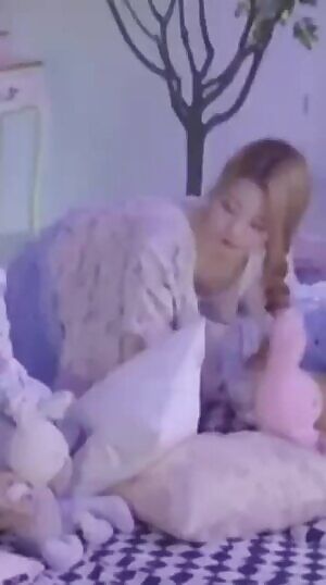 Rocket Punch - Yeonhee Cleavage