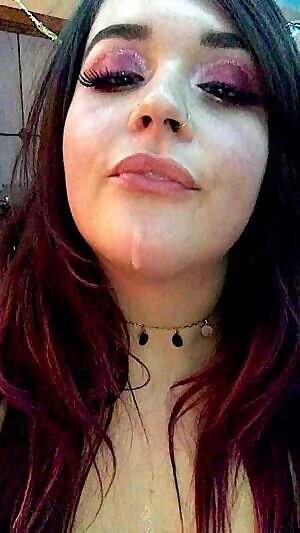 wearing festive red & white eyeshadow today, obviously had to drool in it