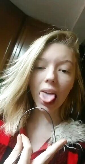 Teen knows how to use her tongue