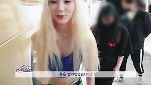 LOONA - Jinsoul's cleavage