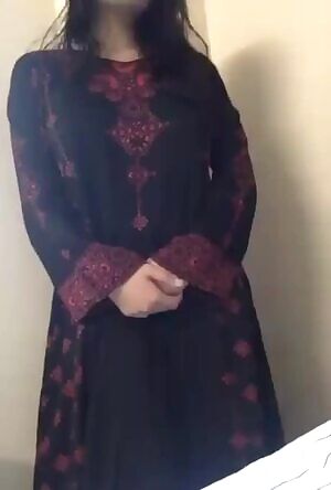 Pakistani babe showing her sexy body