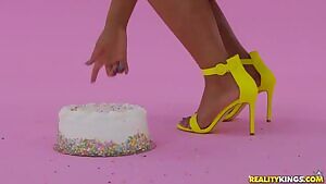 Mimi Curvaceous