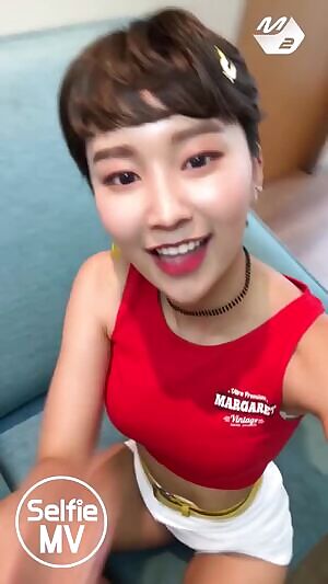 MOMOLAND- Hyebin
