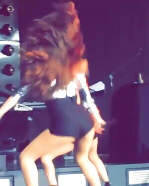 Hailee Steinfeld shaking her tight ass. I love watching her dancing like a slut