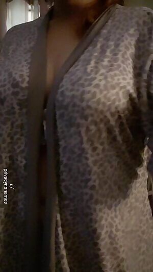 A striptease and more booty bounce to brighten your tuesday aternoon