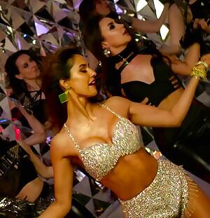 DISHA PATANI TITS BOUNCING !!!