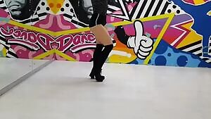 Juliakul twerk in heels